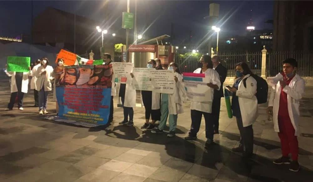 Médicos del IMSS protestan frente a Palacio Nacional