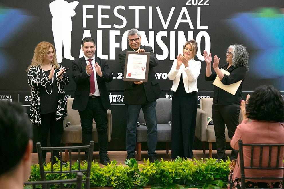 Recibe Alfredo Espinosa premio de poesía