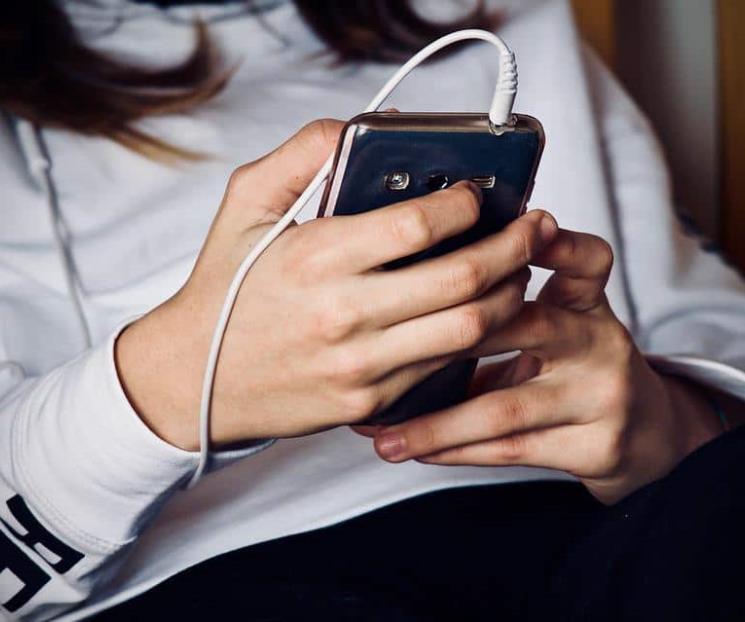 ¿Qué riesgos de salud puede causar dormir cerca del celular?