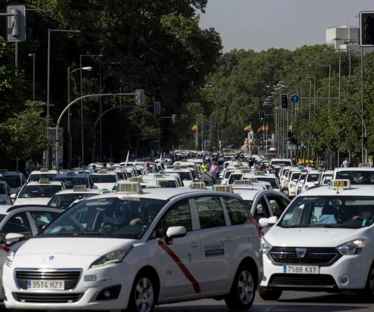 Taxistas protestan por normas para servicios por app
