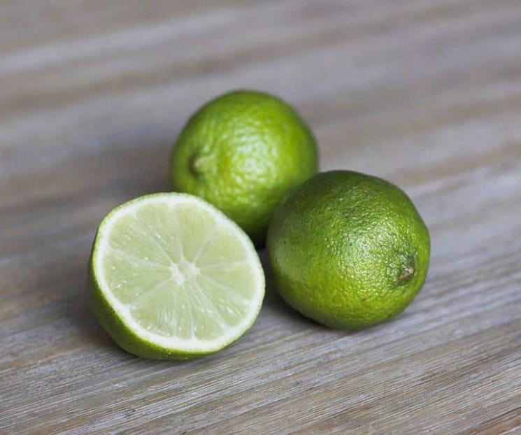 Beneficios de lavar los trastes con limón