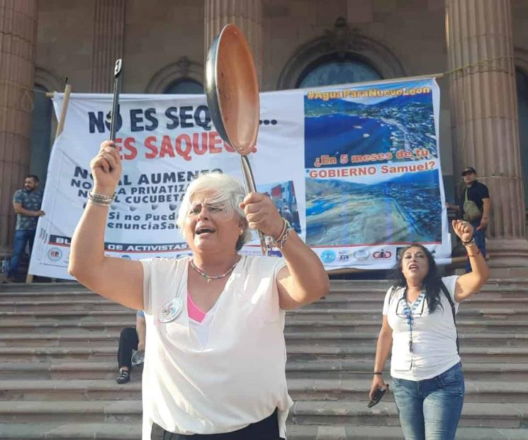 Protestan con cacerolas en Palacio