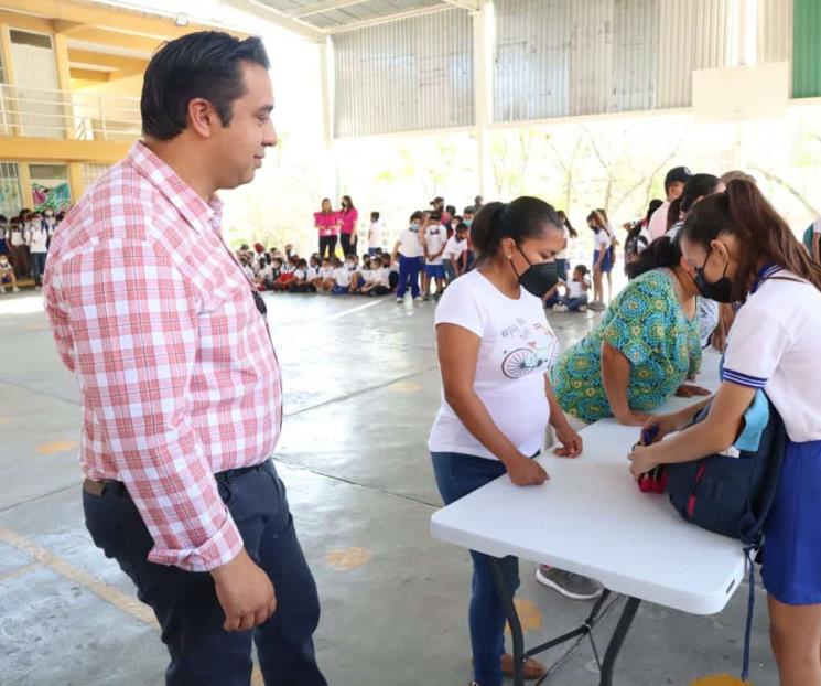 Aplican en escuelas de Santa Catarina “Operativo Mochila”