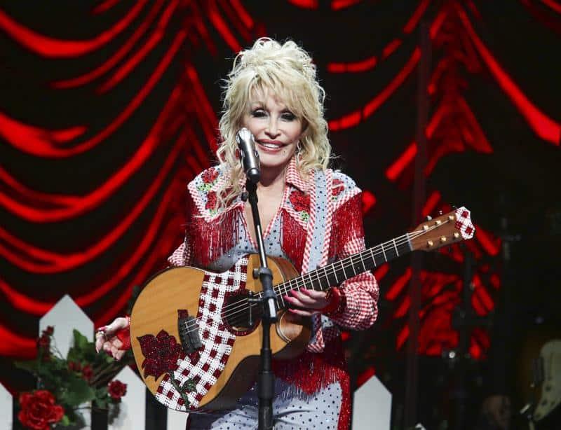 Dona Dolly Parton  un millón de dólares  a investigación
