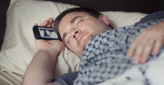 ¿Qué riesgos puede causar dormir cerca del celular?
