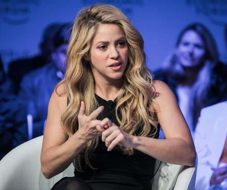 Shakira denuncia a fan que se le declaró frente a su casa