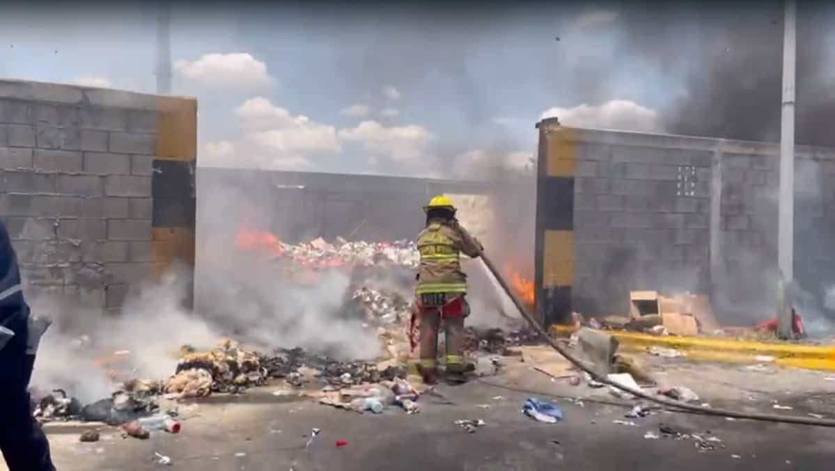 Reportan incendio en un contenedor de basura en la Central de Autobuses de Monterrey