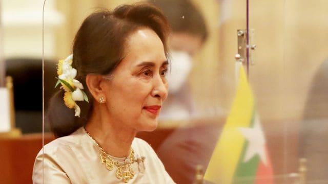 Trasladan a Suu Kyi de lugar secreto a cárcel