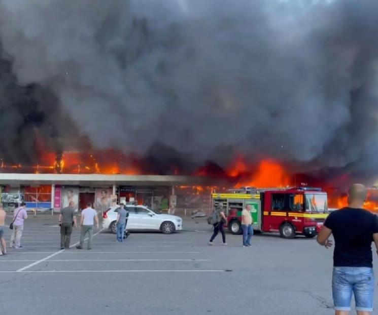 Ataque ruso a centro comercial en Kremenchuk deja 10 muertos
