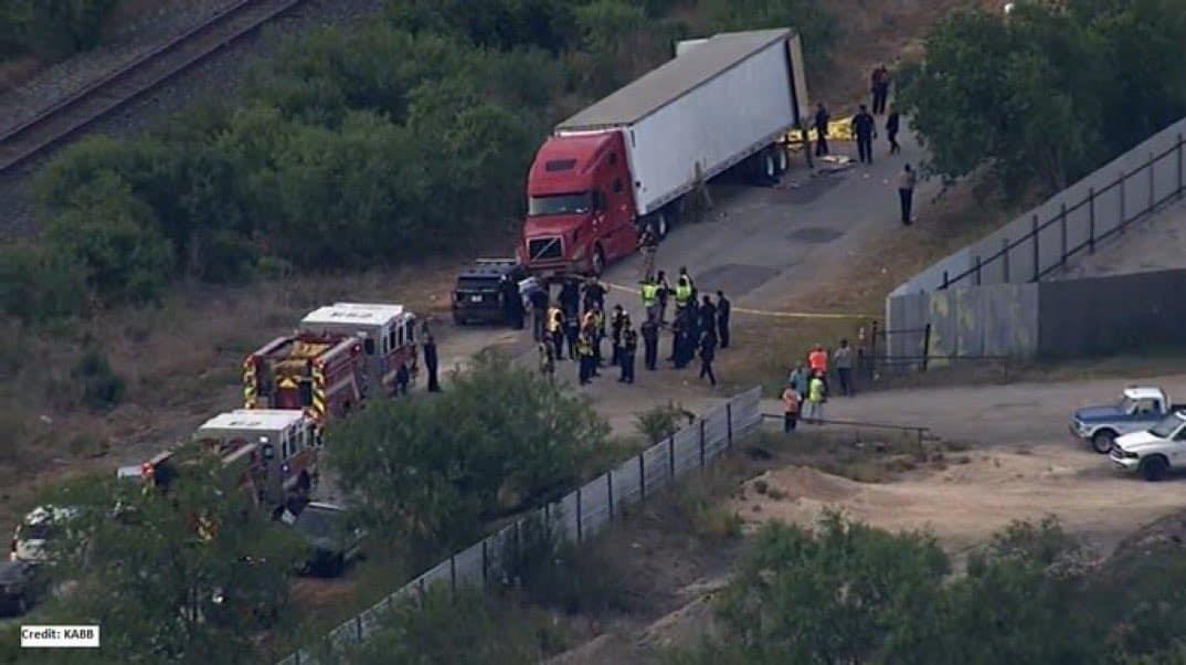 Hallan 46 migrantes muertos en un camión en Texas