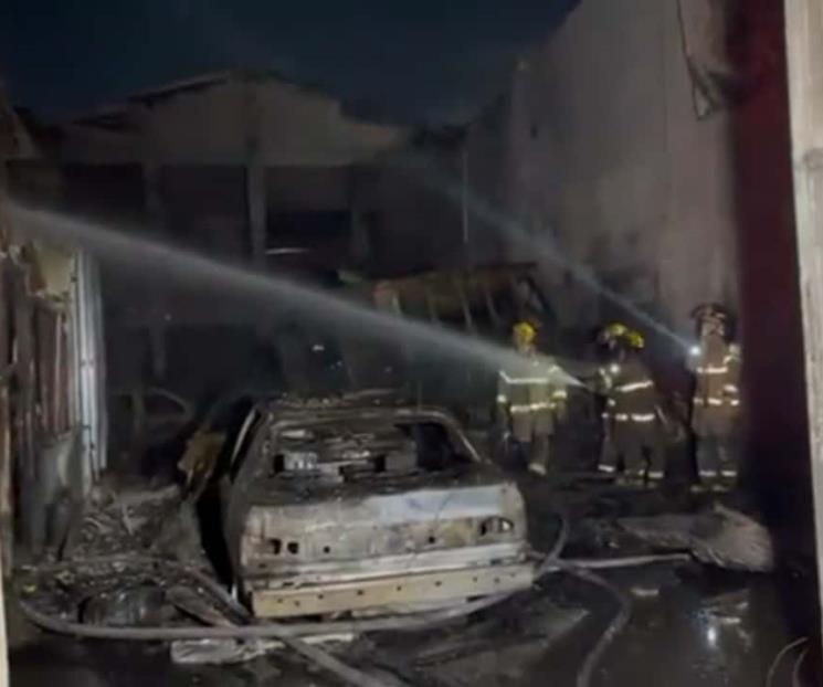 Se incendian taller y bodega en Monterrey