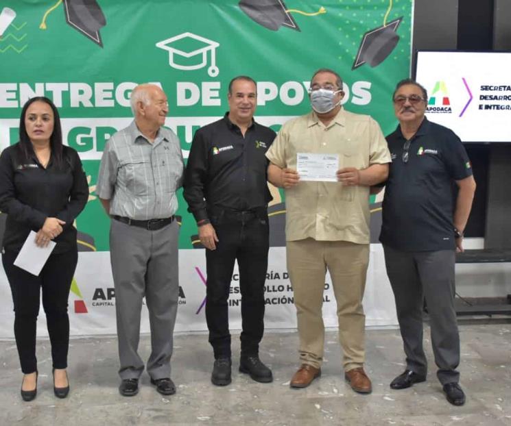 Entrega Apodaca apoyos a escuelas para graduaciones
