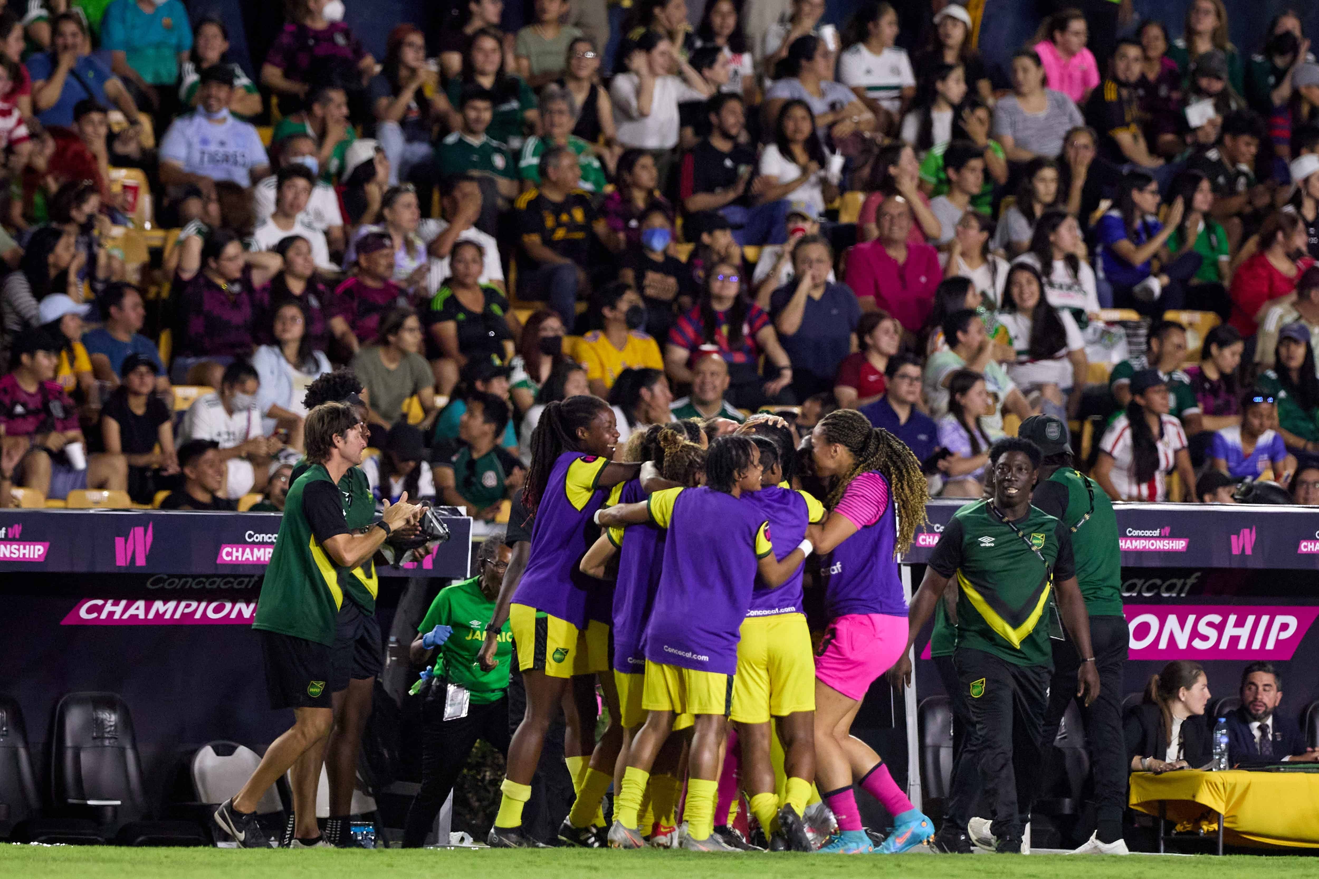Jamaica festeja el gol de Khadija Shaw
