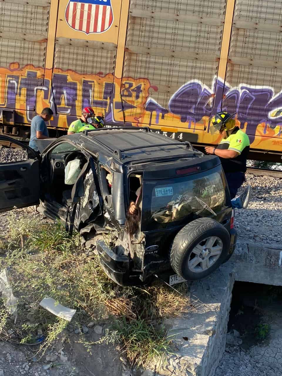 Dos menores de edad, uno de ellos un bebé de un mes de nacido aún no registrado, fallecieron ayer luego de ser impactada la camioneta en que viajaba por el tren,
