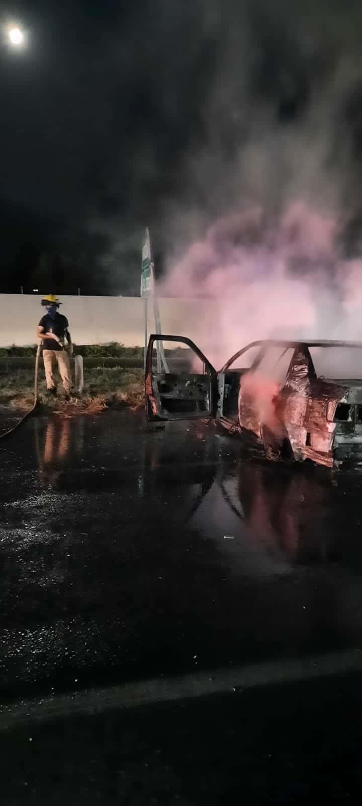 Investigan incendio de auto abandonado