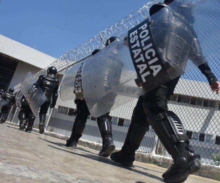 Aseguran armas, celulares y droga en Penal de Apodaca