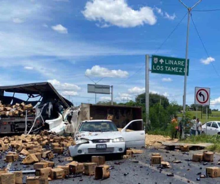 Choca camión cargado de “cheve” y colapsa carretera Nacional