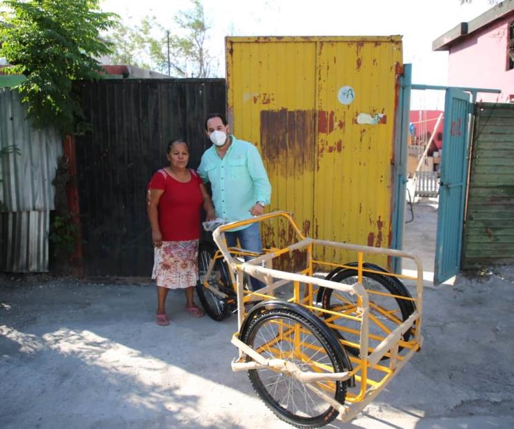 Entrega Guadalupe triciclos a jefas y jefes de familia