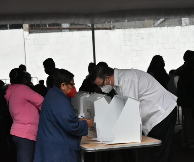 Ebrard participa en votación para renovar Congreso de Morena