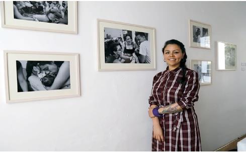 Premian a fotógrafa que retrata la orfandad por feminicidio