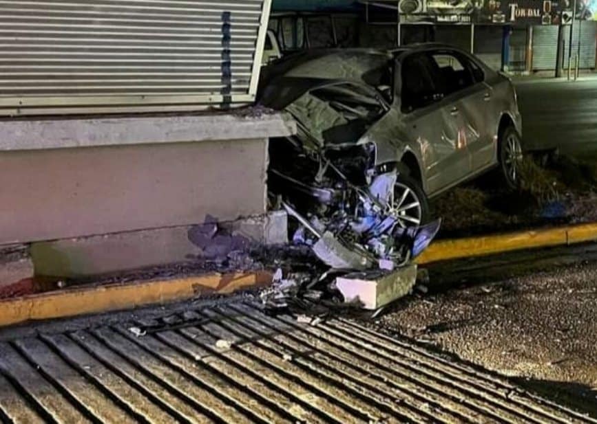 Un joven conductor perdió la vida al estrellar su automóvil, contra una estación del transmetro en el municipio de Guadalupe