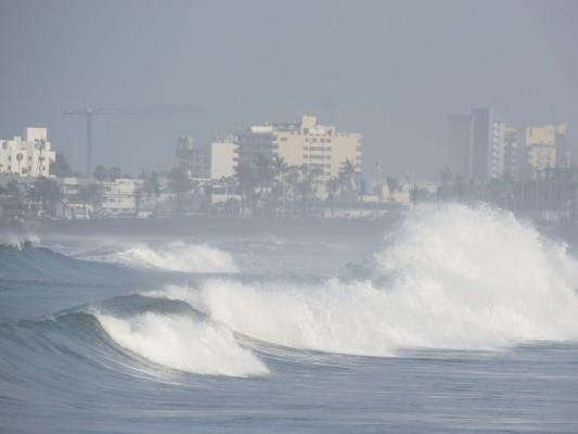 Alertan por fuerte oleaje en playas de Mazatlán
