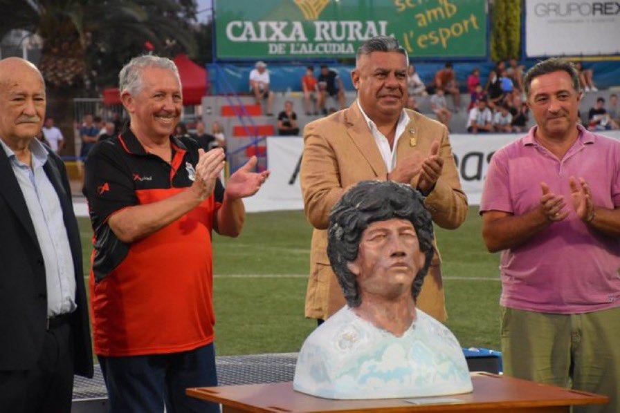 Homenajean a Maradona con escultura