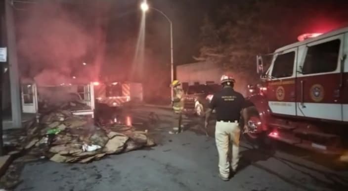 Luego de una aparente falla eléctrica, un vehículo se incendió en la Avenida Morones Prieto