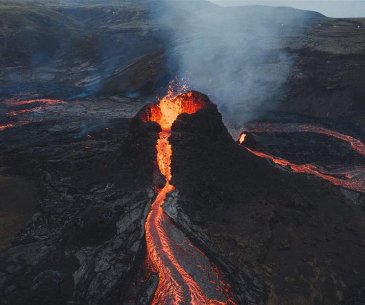 Entra en erupción volcán en Islandia