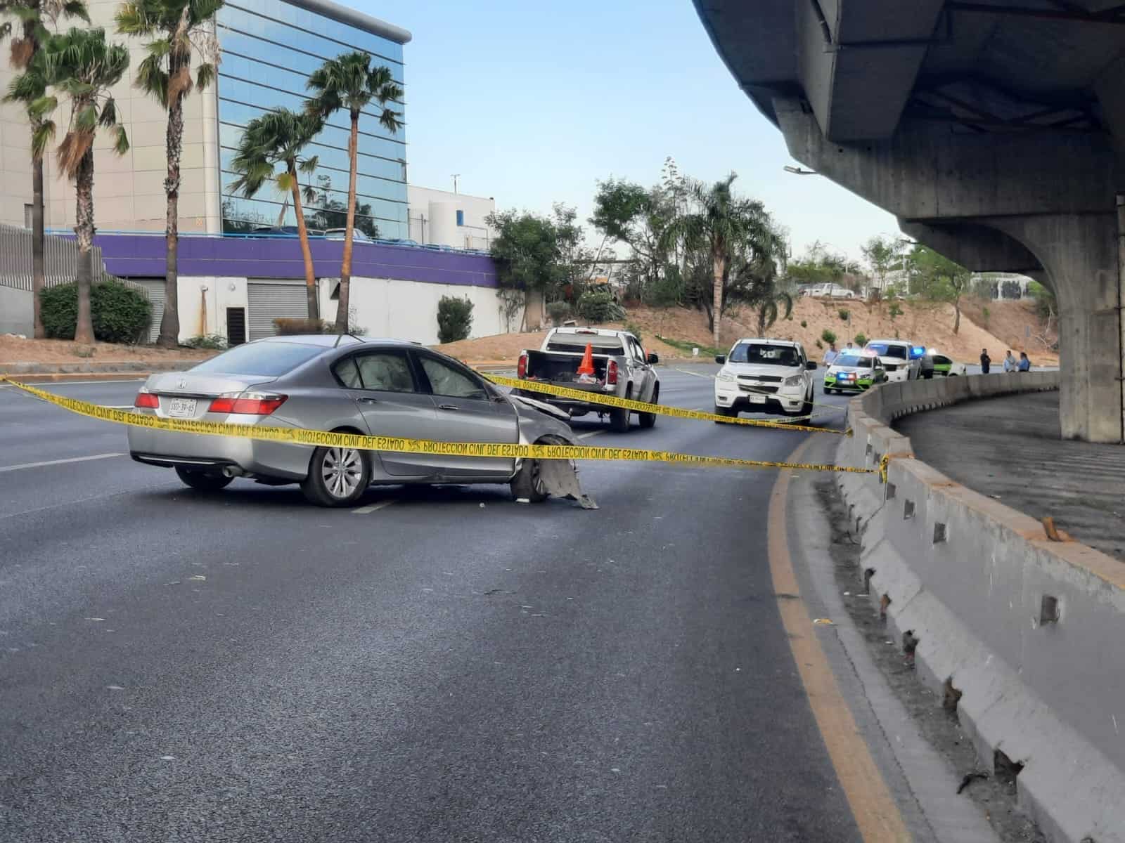 El conductor de un vehículo murió luego de volcar y estrellar el coche contra un muro
