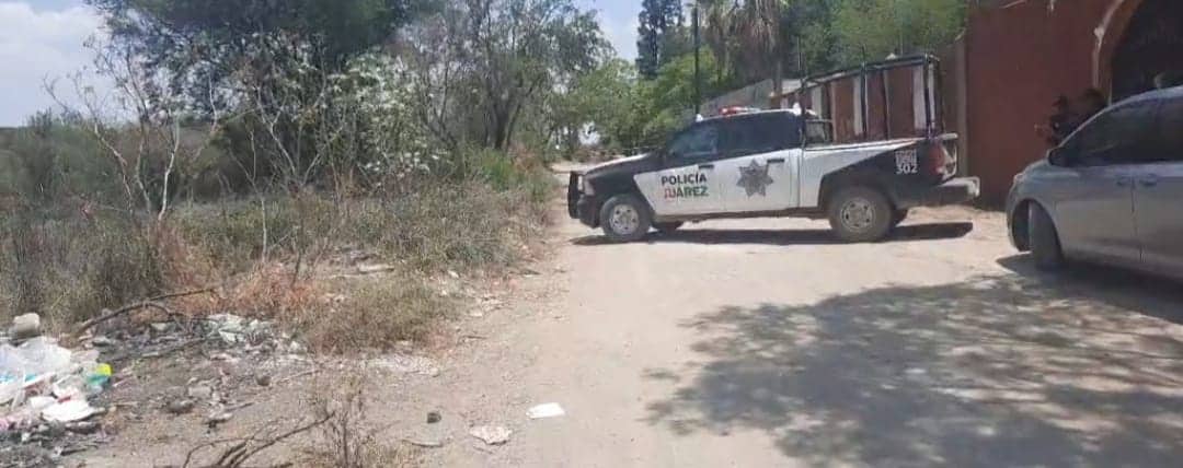Los cuerpos de un hombre y una mujer con un narcomensaje y torturados, fueron localizados en un área de quintas en Juárez