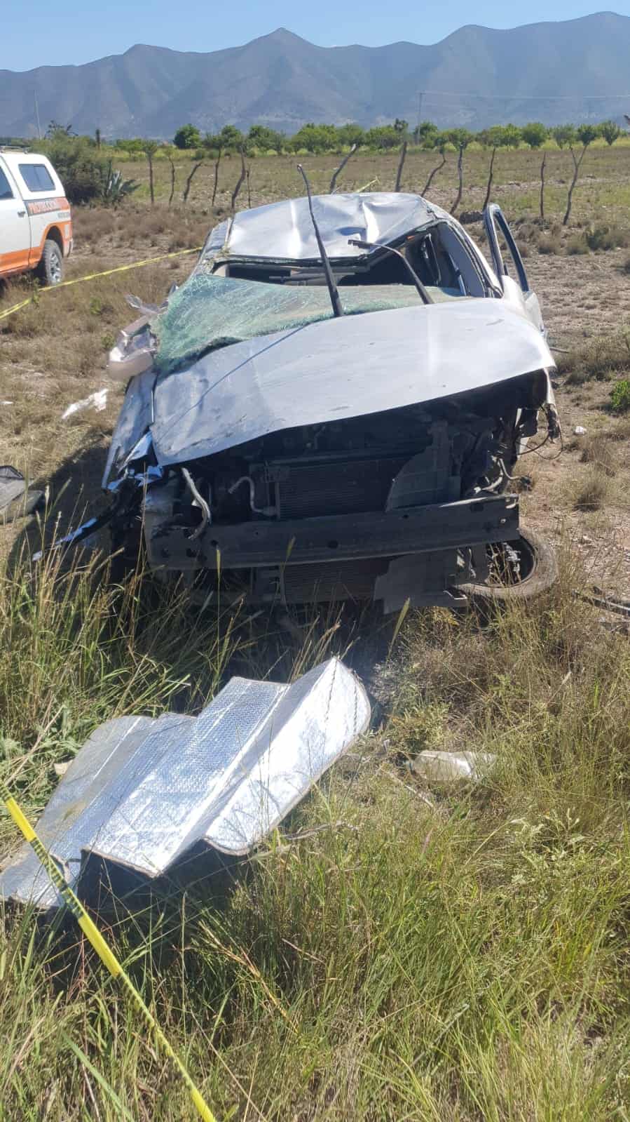 La volcadura de un vehículo dejó ayer a una mujer sin vida y dos personas lesionadas, en el municipio de Galeana
