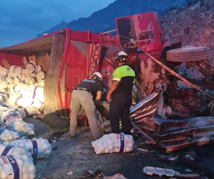 Muere conductor tras volcar camión de carga en la Saltillo