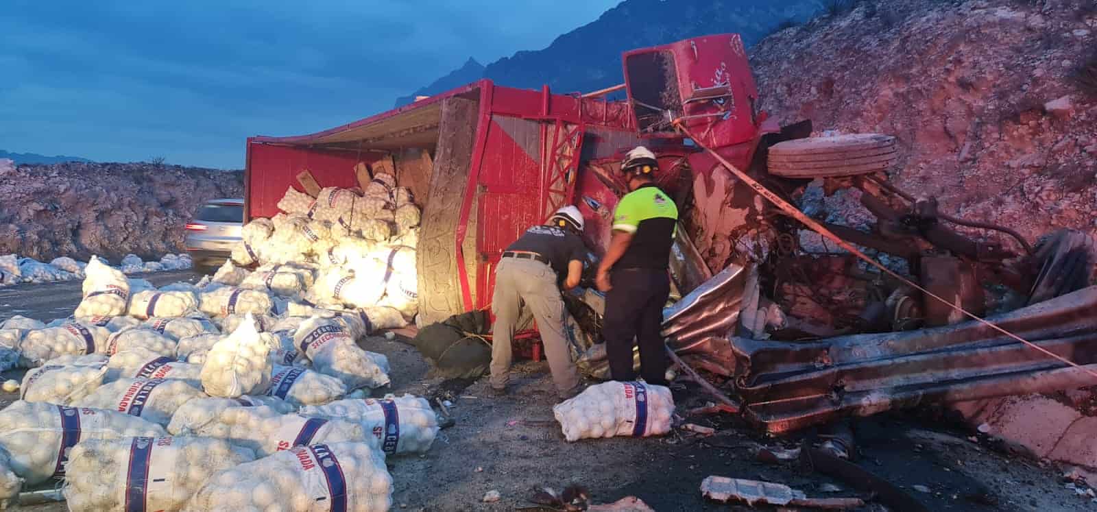 La volcadura de un camión de carga con 14 toneladas de cebolla, dejó una persona sin vida