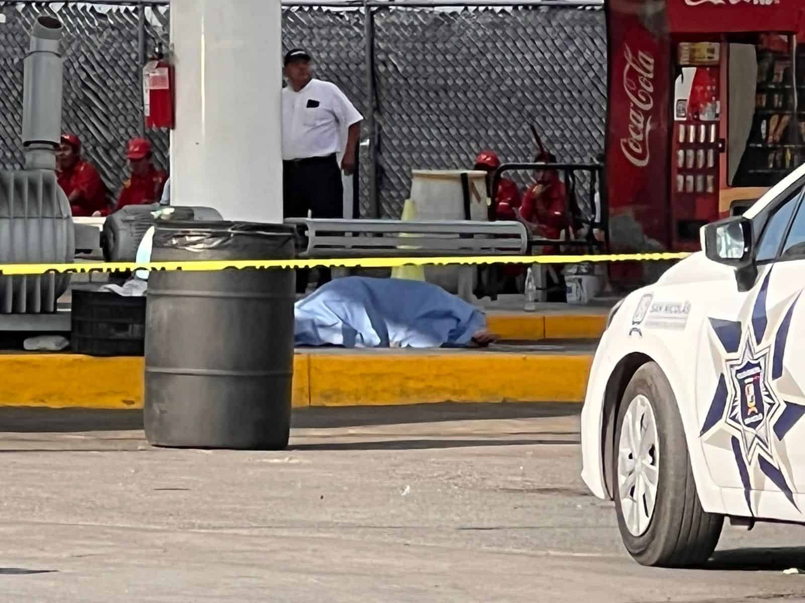 Un hombre fue acribillado a balazos y su cuerpo quedó cercas de una banca donde esperaba a que lavaran su vehículo en un Carwash