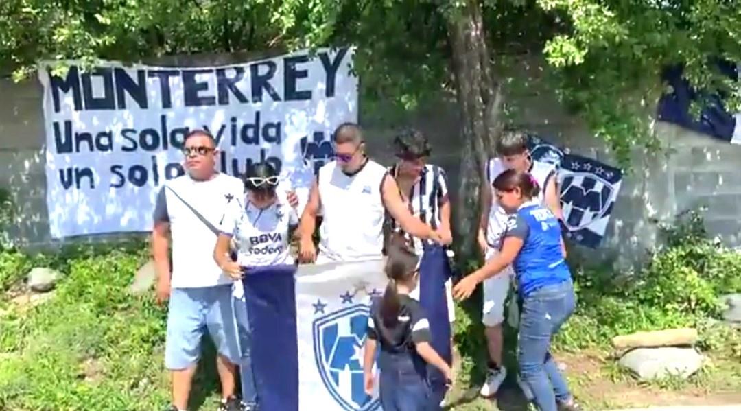 Rayados: Muestran apoyo fans en El Barrial