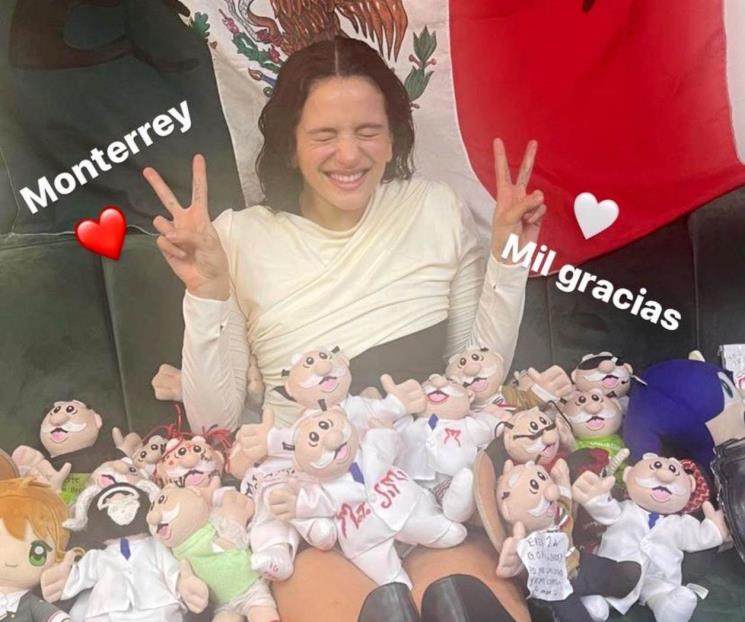 Le llueven peluches de Dr. Simi a Rosalía en Monterrey
