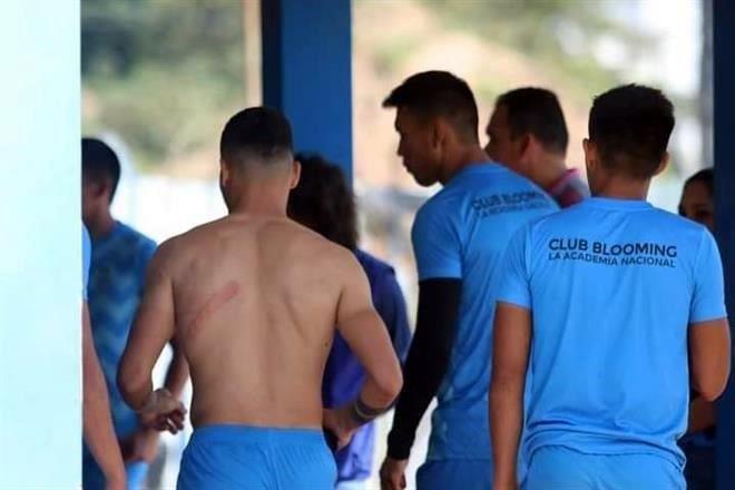 Golpean barristas a jugadores de club boliviano