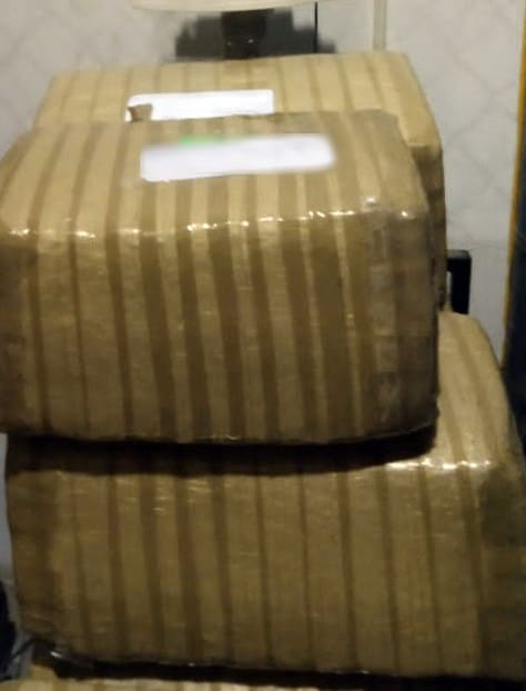 En un recorrido de rutina, elementos de la Guardia Nacional, aseguraron paquetes que contenían al menos 100 kilos de mariguana, en Escobedo