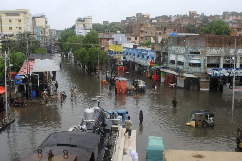 Inundaciones dejan mil muertos en Pakistán
