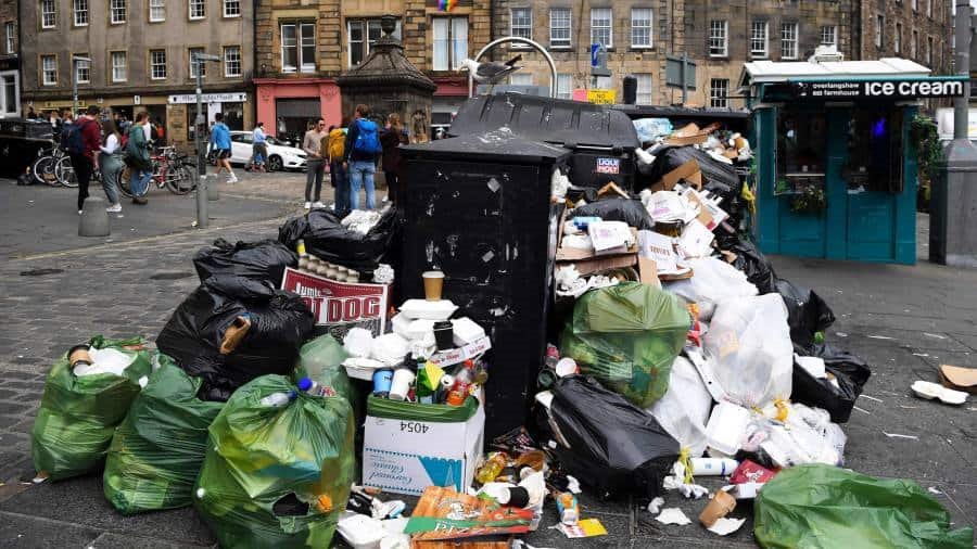 Huelga en Escocia mantiene las calles llenas de basura