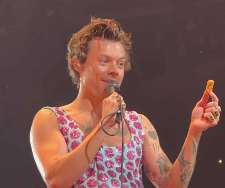 Lanzan nugget de pollo a Harry Styles en pleno concierto