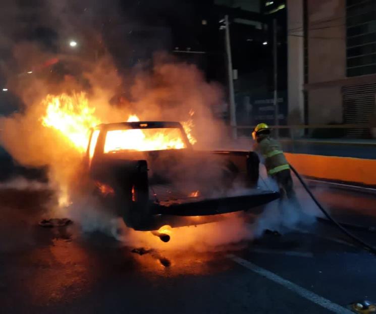 Se incendia camioneta en Constitución