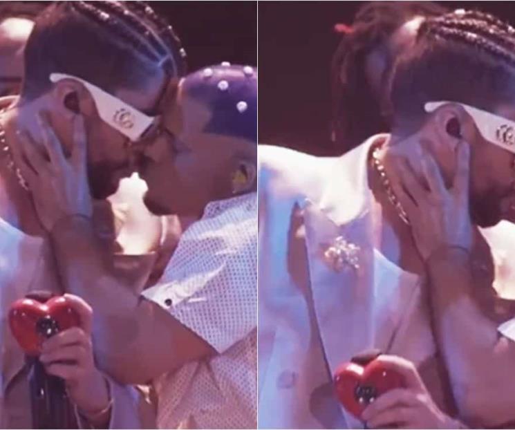 Bad Bunny besa a uno de sus bailarines durante los MTV VMAs