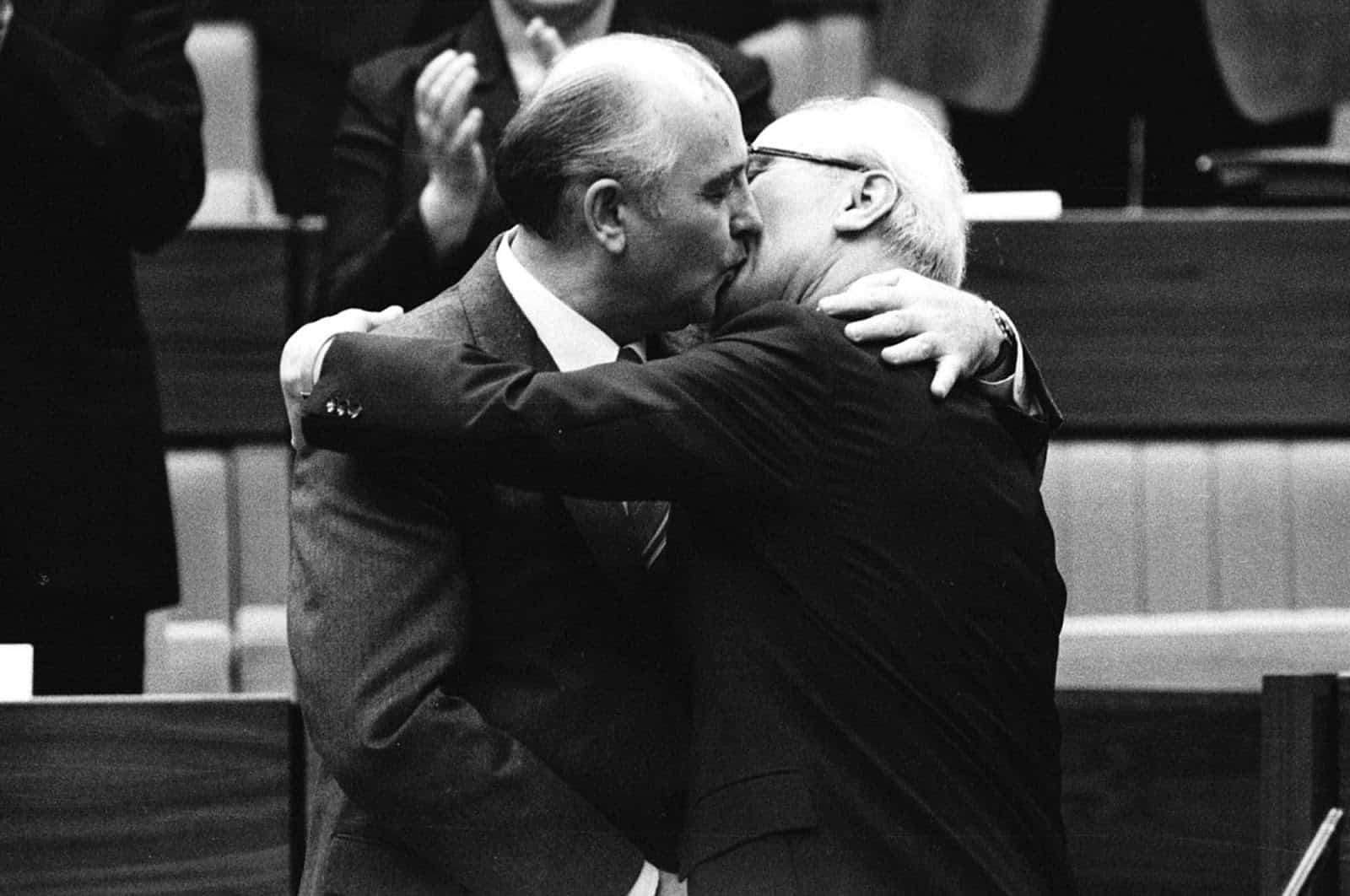 Recibió el Premio Nobel de la Paz en 1990 por su papel en la reunificación de Alemania. Aquí con el presidente german Erich Hockener.