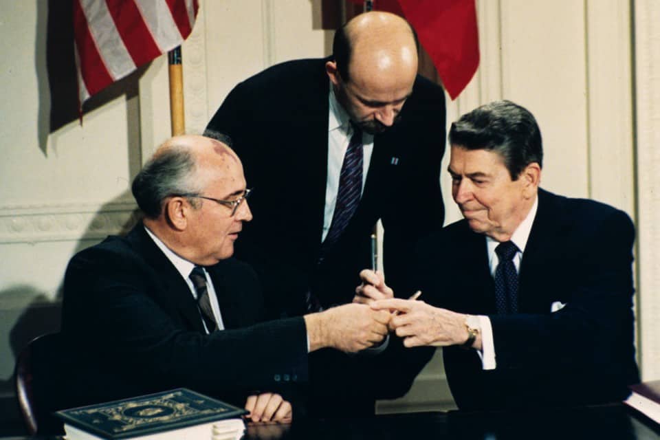 Pactó con el Presidente de Estados Unidos, Ronald Reagan, el desarme nuclear lo que marcó el inicio del fin de la Guerra Fría.