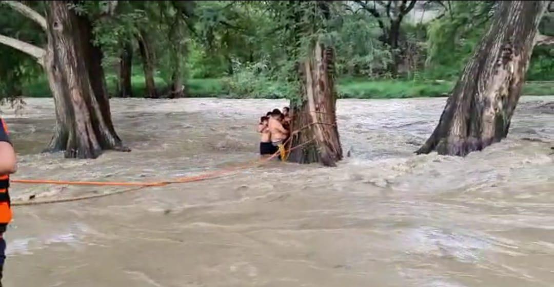 Rescatan a 10 personas atrapadas en río La Silla