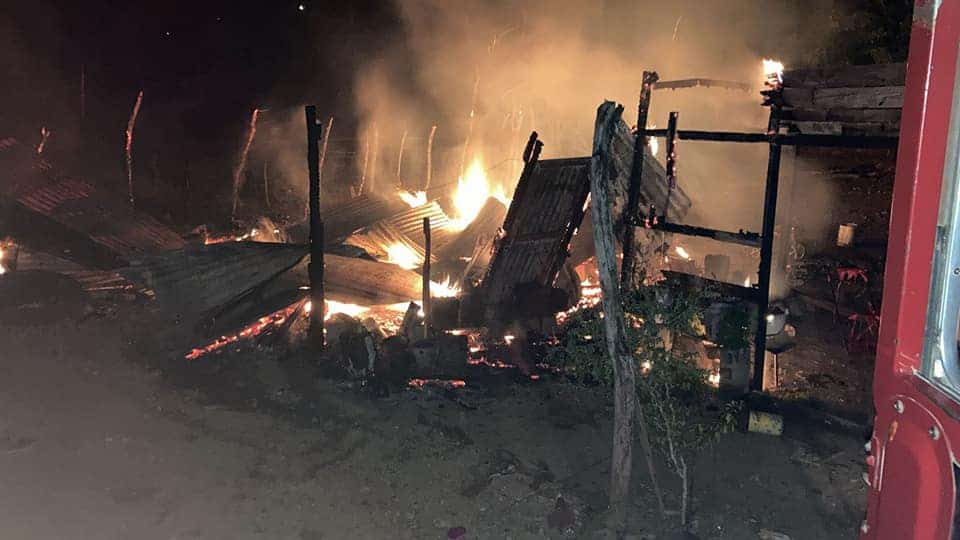 Intensa movilización de los puestos de rescate se registró en el municipio de Montemorelos, al reportarse el incendio de diez tejabanes
