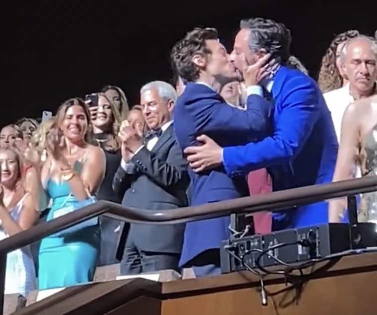 Harry Styles besa a Nick Kroll durante ovación en Venecia
