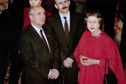 La reina Reina Isabel II no solo reestructuró las relaciones de Reino Unido con la Iglesia Católica, sino también con la Unión Sovietica, como se muestra en la foto al lado de Mijaíl Gorvachob.